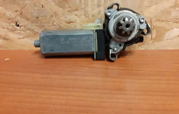 Mercedes-Benz ML W163 Seat adjustment motor 0390203001 82028922