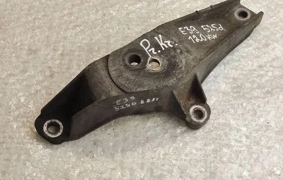 BMW 5 E39 Engine mounting bracket 1096079