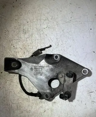 Engine mounting bracket