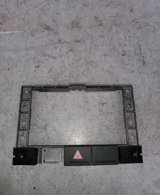 Volkswagen Touareg I Radio/GPS head unit trim 7L6857318