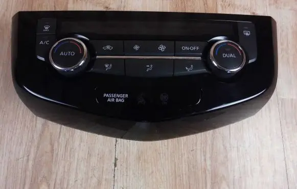 Nissan Qashqai Climate control unit 275004EA0A