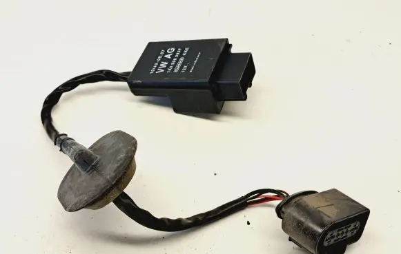 Skoda Fabia Mk2 (5J) Fuel pump relay 1K0906093F 10490807