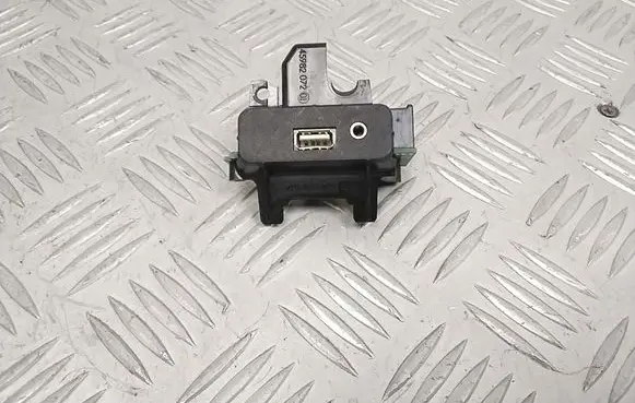 Porsche Cayenne (92A) USB socket connector 7P5863797C