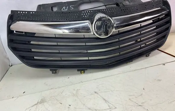 Opel Vivaro Front bumper upper radiator grill 5546194