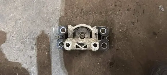 Volvo S80 Engine mount bracket