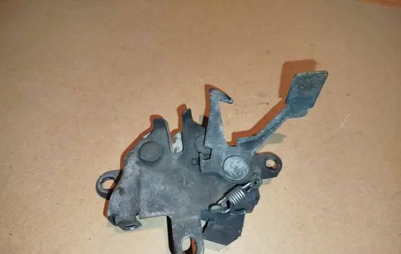 Toyota Avensis T220 Engine bonnet/hood lock/catch 