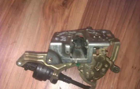 Mercedes-Benz C W202 Rear door lock 2027300535