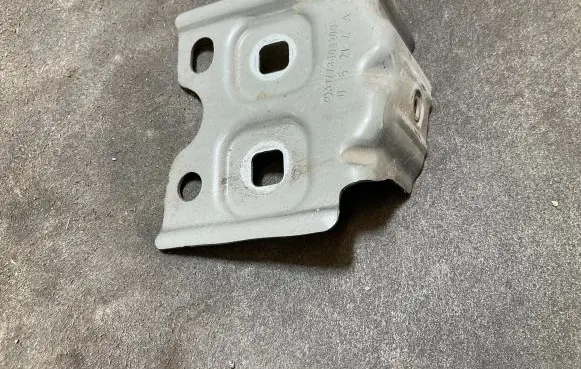 Fender mounting bracket