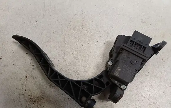 Accelerator throttle pedal