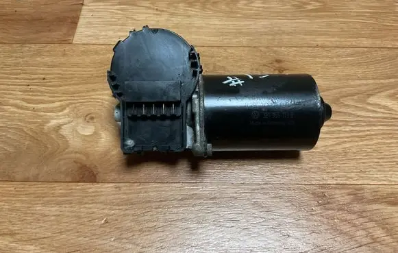 Volkswagen PASSAT B5 Wiper motor 3B1955113B 0588911082 0390241175