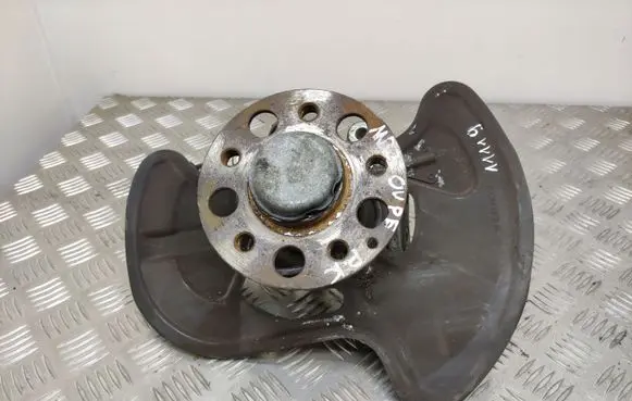 Mercedes-Benz E C207 W207 Front wheel hub