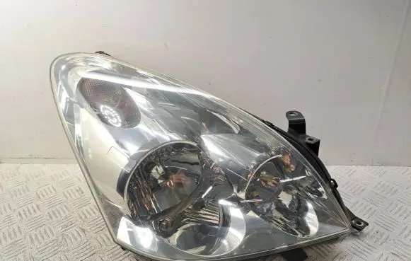 Toyota Corolla Verso AR10 Headlight/headlamp 811300F010 9073780