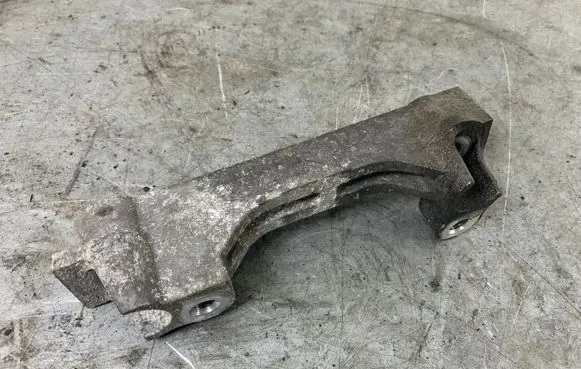 Toyota Avensis T270 Engine mounting bracket