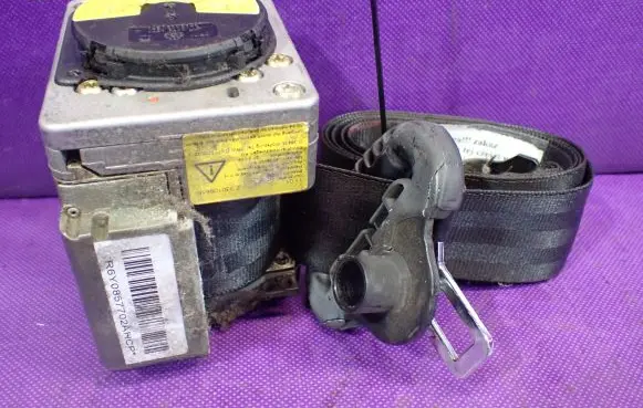 Skoda Fabia Mk1 (6Y) Front seatbelt 6Y0857702A