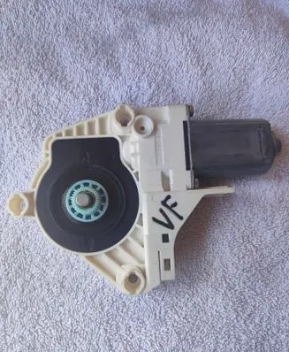 Volkswagen Touareg II Front door window regulator motor 8K0959801B