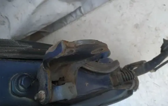 Honda CR-V Front door upper hinge