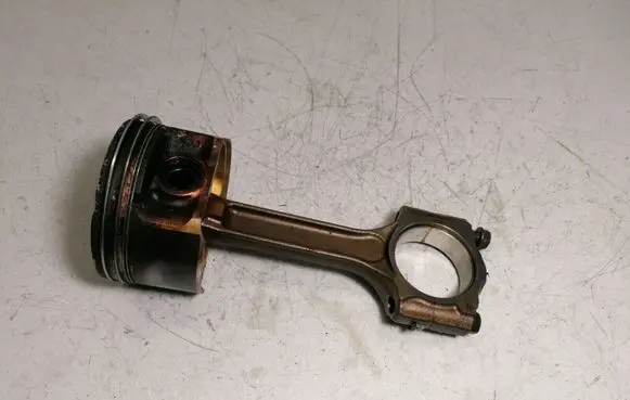 Nissan Qashqai Piston with connecting rod