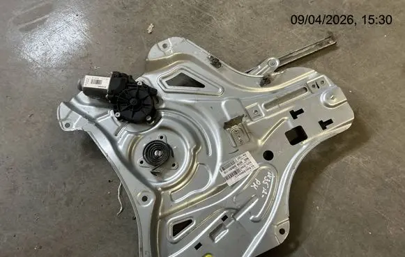 Hyundai ix35 Front door window regulator with motor 824702Y040