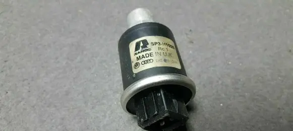 Volkswagen Golf III Air conditioning (A/C) pressure sensor 1H0959139B