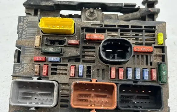 Peugeot 308 Fuse module 9666700480