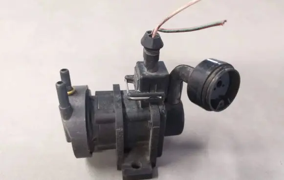 Mercedes-Benz C W203 Turbo solenoid valve 4715396 4522371