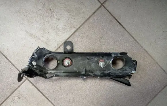 Chevrolet Camaro Intercooler pipe mounting bracket 84399882 84399882B