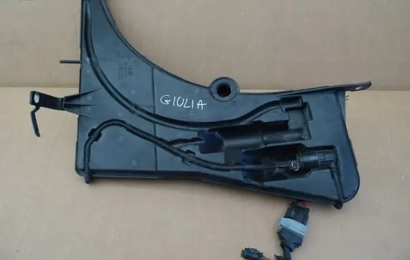 Alfa Romeo Giulia Windshield washer fluid reservoir/tank 50532580
