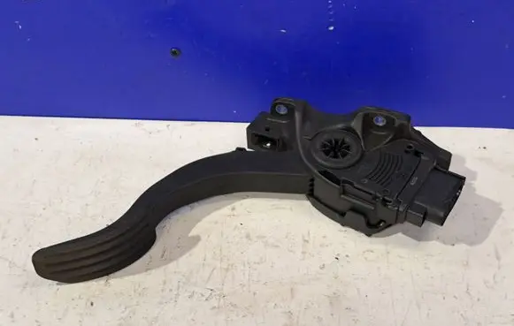 Accelerator throttle pedal