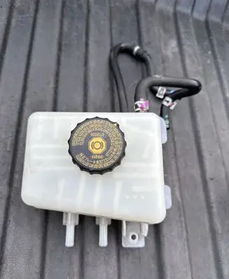 Lexus RX 450H Brake fluid reservoir 240520