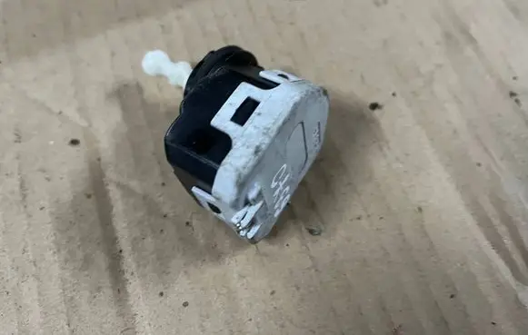 Headlight level adjustment motor