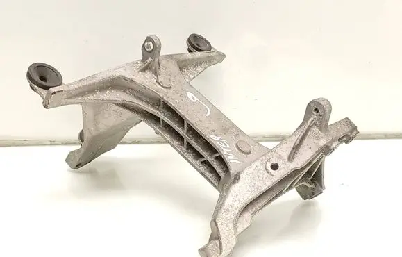Mercedes-Benz C W205 Intercooler pipe mounting bracket A2740981439
