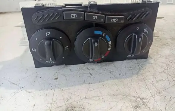Mercedes-Benz A W168 Climate control unit 1688300485 Q142700