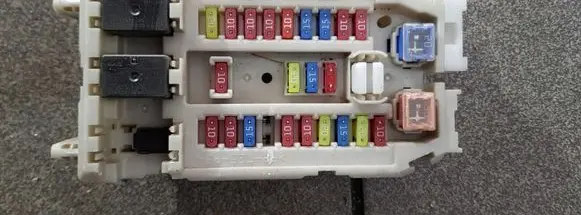 Isuzu D-Max Relay mounting block 