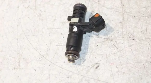 Volkswagen Golf V Fuel injector 06A906031CM