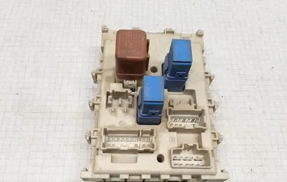 Nissan Almera Tino Fuse module 24350BU210