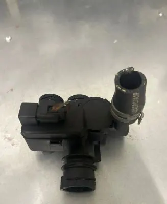 Mercedes-Benz E W211 Coolant heater control valve A2118320684
