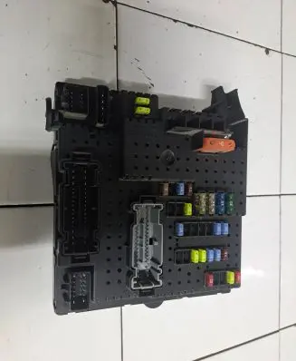 Volvo V70 Fuse module 30728512 28017881 06W134