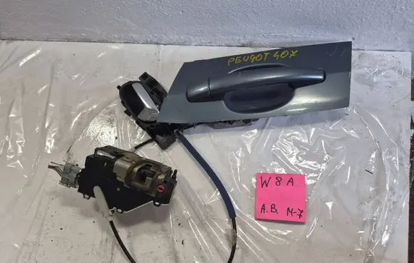 Peugeot 407 Front door lock 235656