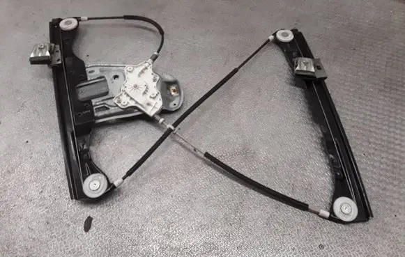 Mercedes-Benz C W203 Front door window regulator with motor A2118201742 14115320