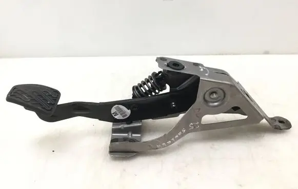 Nissan Qashqai Clutch pedal E001052X11
