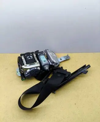 Mercedes-Benz C W204 Front seatbelt A2048602086