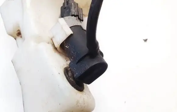 Volvo C30 Windscreen/windshield washer pump 
