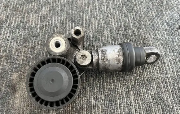 Mazda 6 Generator/alternator belt tensioner