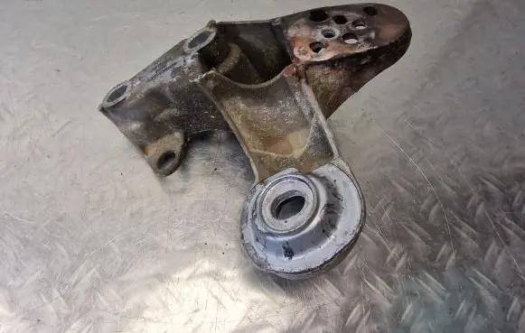 Volkswagen PASSAT B5 Engine mounting bracket 4B0199351A