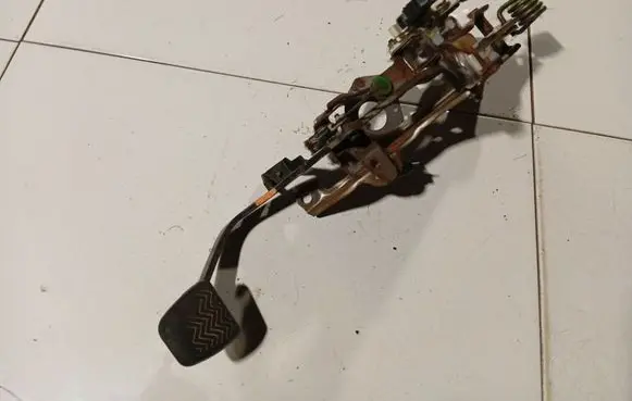 Toyota Avensis T270 Brake pedal 