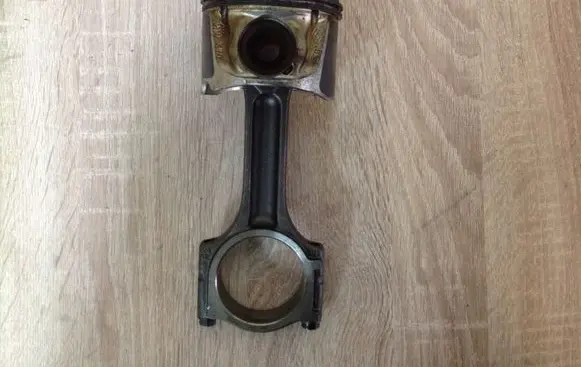Nissan Qashqai+2 Piston with connecting rod 10653