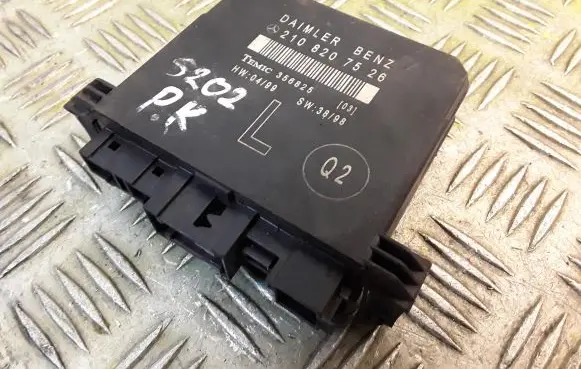 Mercedes-Benz E W210 Door control unit/module 2108207526 A2108207526