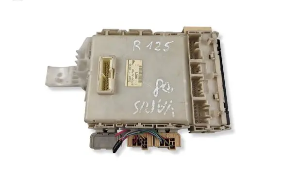 Toyota Yaris Fuse module 8273052700
