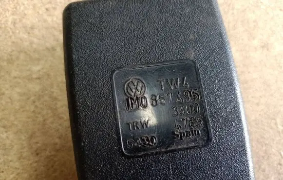Seat Leon (1M) Rear seatbelt buckle 1M0857495