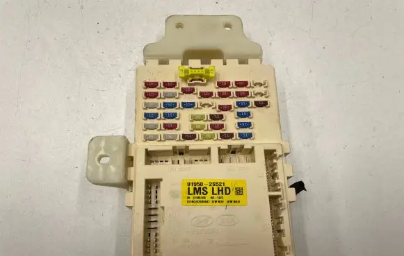 Hyundai ix35 Fuse module 919502S521 J1185168 H2S90842